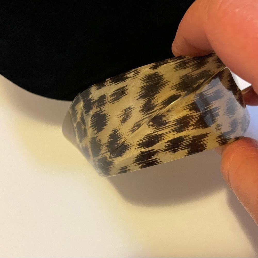 KATE SPADE IKAT RESIN POP ART LEOPARD BANGLE CUFF - Picture 6 of 13